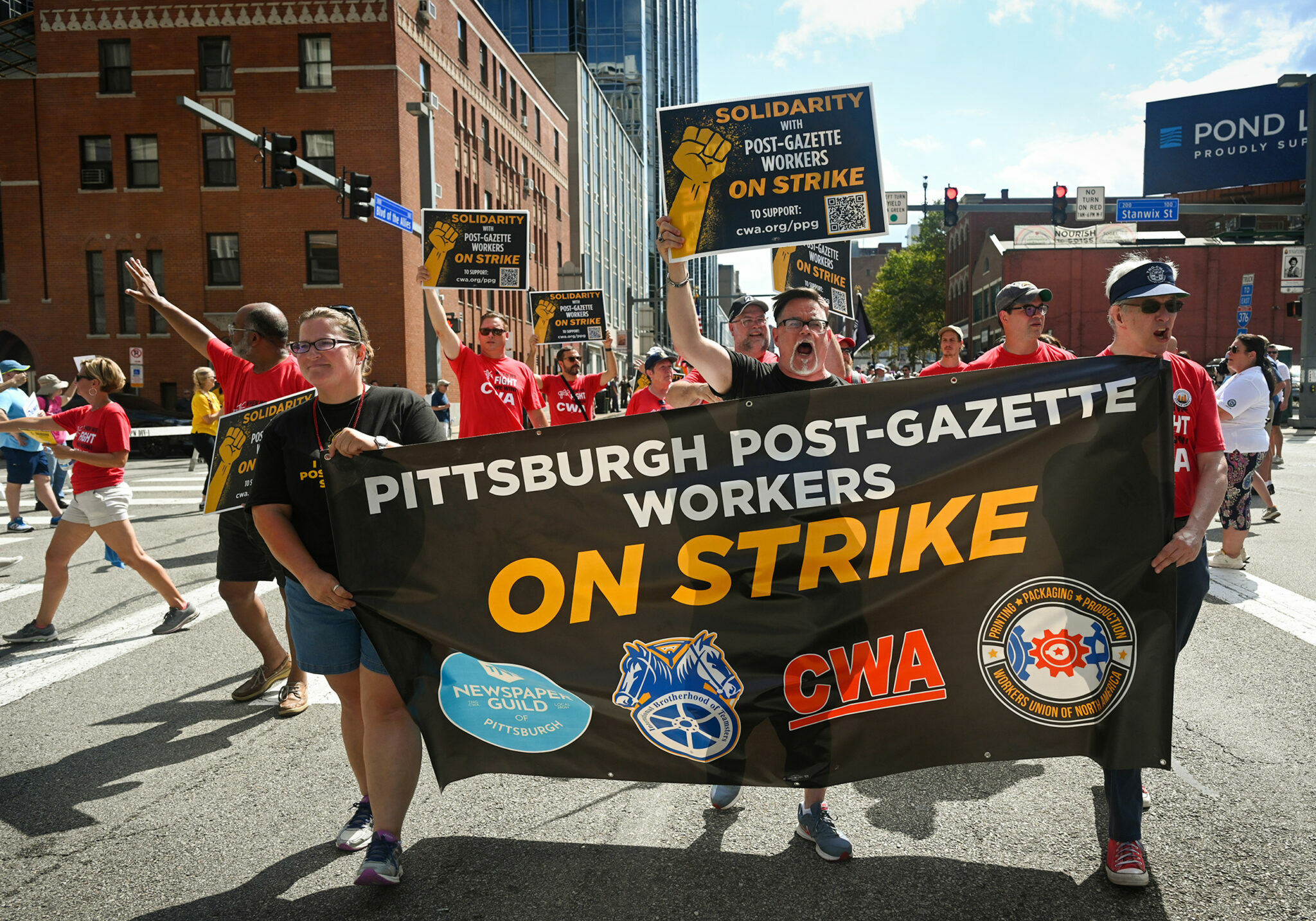 Photo of Pittsburgh Post-Gazette strikers at the Pittsburgh Labor Day Parade